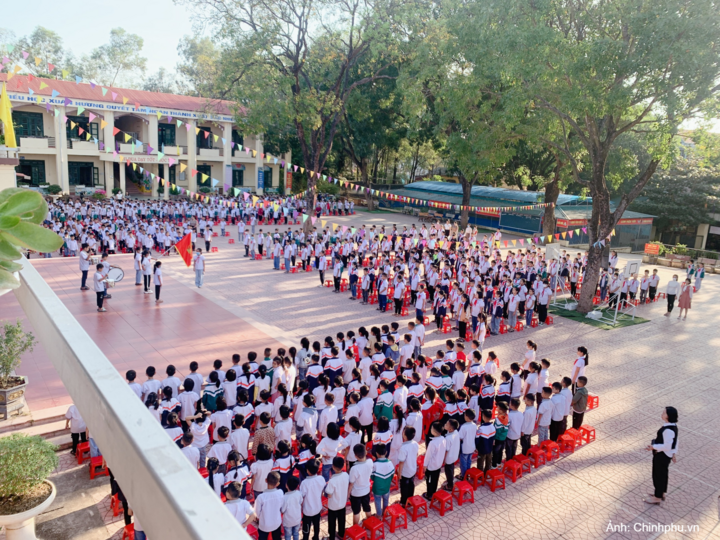 Chính phủ quy định cơ cấu, số lượng, chế độ đối với hiệu trưởng, hiệu phó khi sắp xếp cơ sở giáo dục