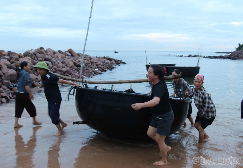 Một nét đẹp tại làng chài này là dù bến thuyền không to nhưng tình làng nghĩa xóm luôn đong đầy. Ảnh: Kim Long clo_br_5.jpg