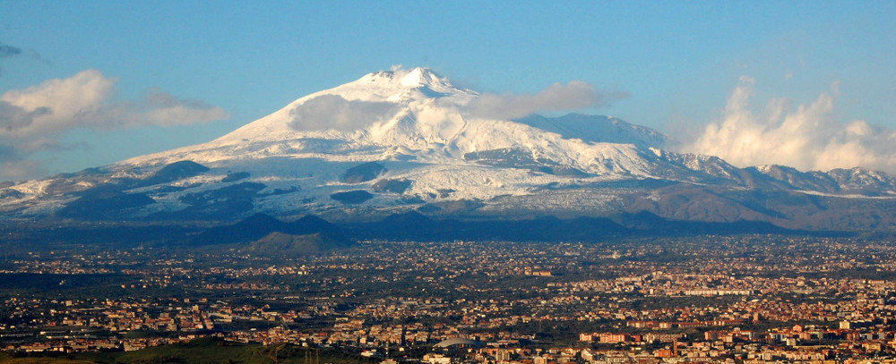 Núi lửa Etna với thành phố Sicily dưới chân. Ảnh: Wiki mt-etna-and-catania1.jpg