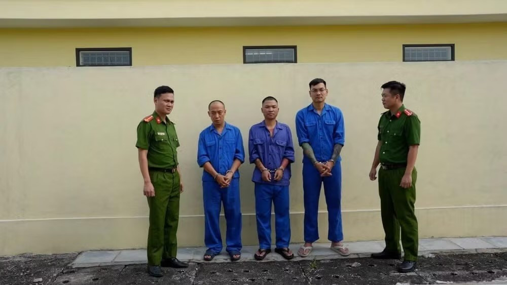 Từ trái sang ba người đứng giữa: Trần Đình Tiệp (Vua Quạt), Nguyễn Văn Hợi (Khánh Sky) và Hồ Văn Khoa tại cơ quan điều tra. Ảnh: Công an Bắc Ninh img-4373.jpg