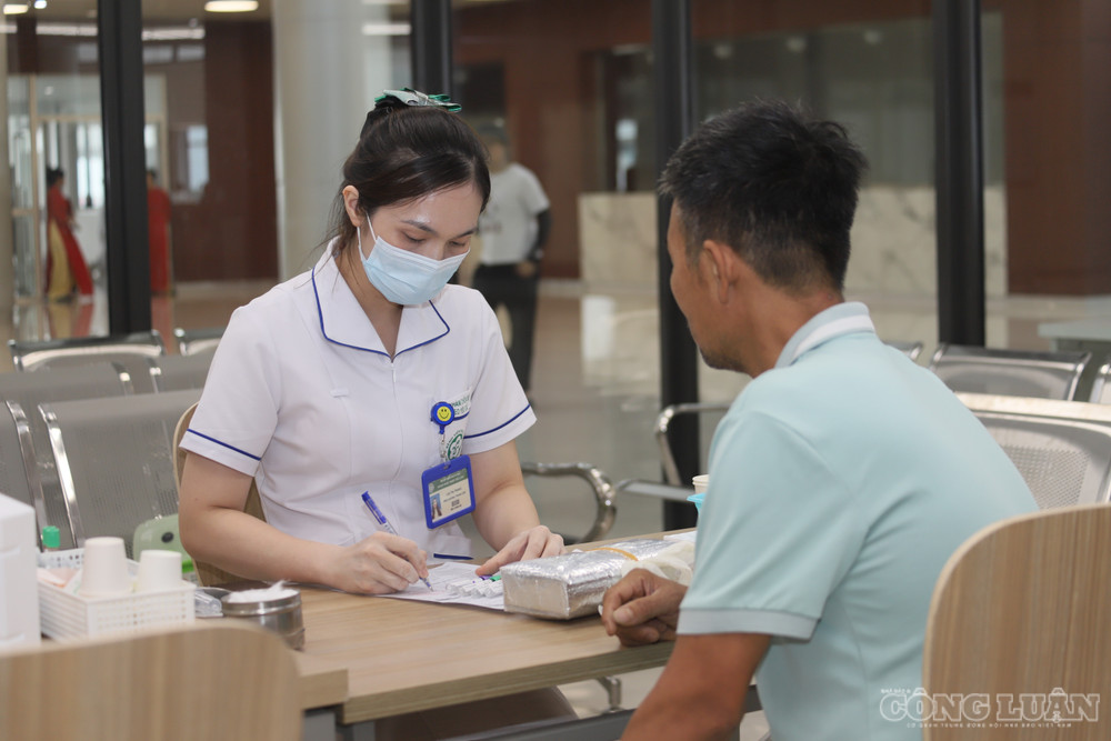Nhân viên y tế lấy mẫu xét nghiệm tại Bệnh viện Bạch Mai cơ sở Ninh Bình. clo_br_img-7197.jpg