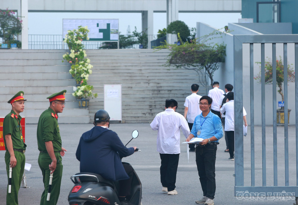 Các thí sinh nhanh chóng di chuyển vào phòng thi, hạn chế trò chuyện và tương tác trước giờ làm bài. clo_br_6r4a7025.jpg