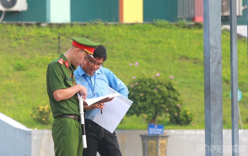 Ngoài thí sinh, những người khác đều phải được kiểm tra, đối soát giấy tờ. Chỉ những người có thẻ do Ban Chỉ đạo kỳ thi cấp hoặc người được phân công nhiệm vụ mới được phép vào khu vực bên trong điểm thi. clo_br_6r4a7221.jpg