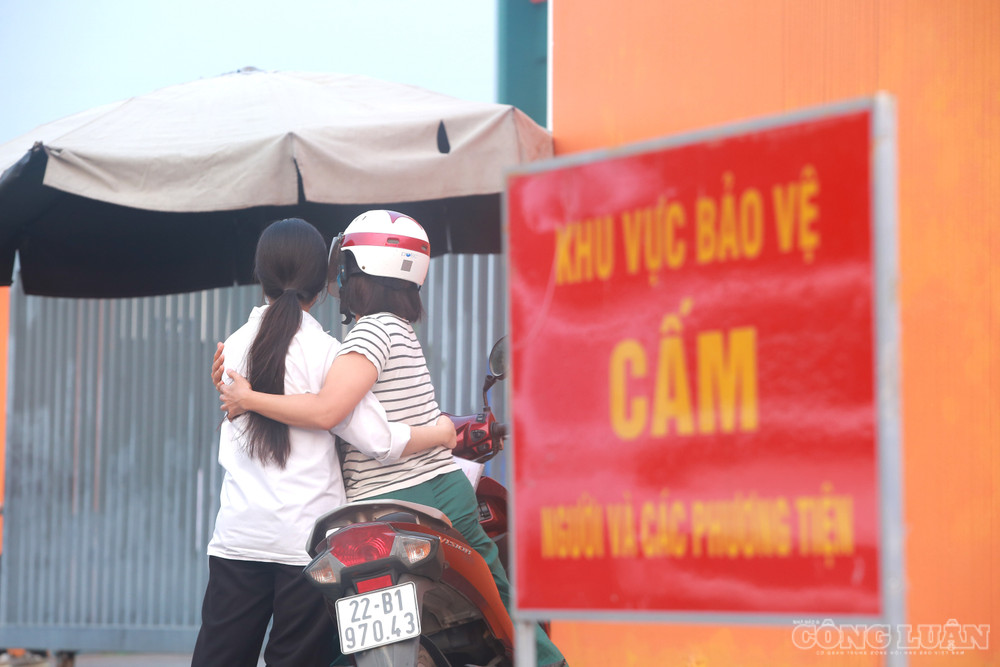 Trước cổng trường, không ít phụ huynh ôm con, động viên trước khi các em bước vào phòng thi, gửi gắm hy vọng các con hoàn thành tốt bài thi. clo_br_6r4a7105.jpg