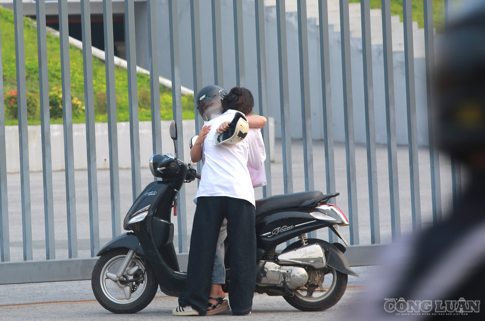 Hình ảnh phụ huynh ôm con trước cổng trường. clo_br_6r4a7199.jpg