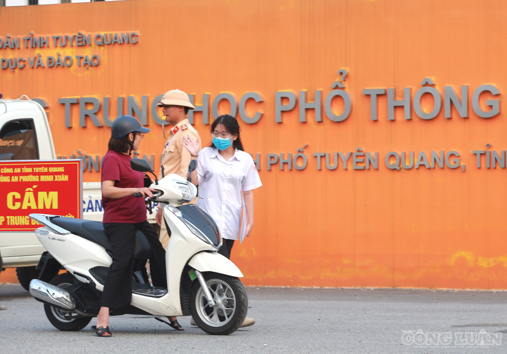 Sáng 14/8, thí sinh làm bài môn Ngữ văn trong thời gian 120 phút, tính giờ từ 7h35. Chiều cùng ngày, các em tiếp tục thi môn Toán với thời gian làm bài 90 phút. Theo lịch, ngày 15/8, thí sinh sẽ hoàn thành kỳ thi với các bài thi môn Ngoại ngữ và bài thi tổ hợp theo đăng ký. clo_br_6r4a7184.jpg