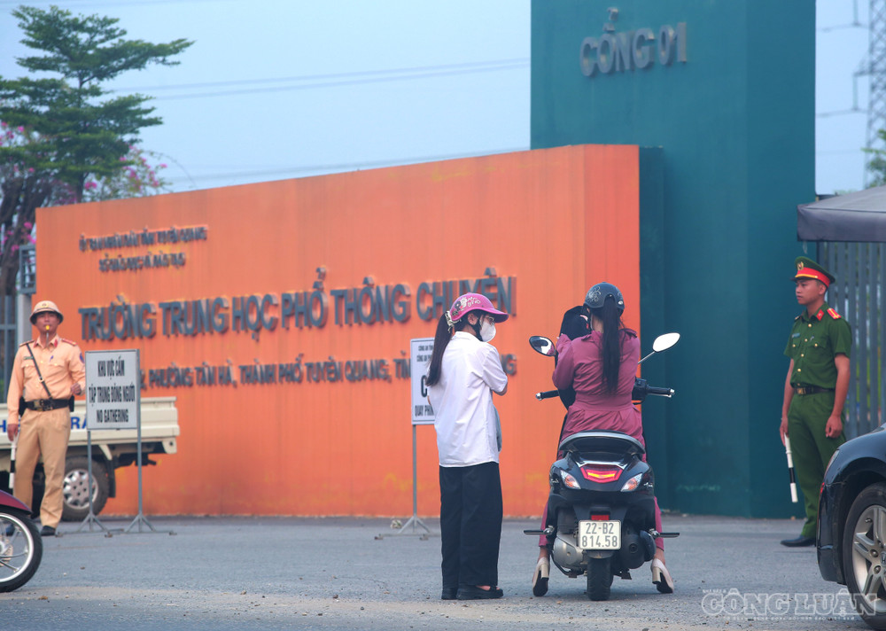 Kỳ thi lại tốt nghiệp THPT năm 2026 được tổ chức sau sự cố nghiêm trọng liên quan đến gian lận tại kỳ thi chính thức. Vì vậy, công tác bảo đảm an ninh, an toàn tại điểm thi Trường THPT Chuyên Tuyên Quang được triển khai với yêu cầu nghiêm ngặt. clo_br_6r4a7072.jpg