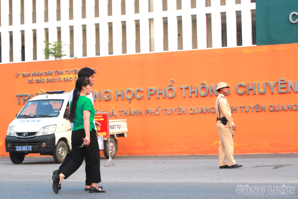 Nhiều phụ huynh đưa con đến tận điểm thi. clo_br_6r4a7156.jpg