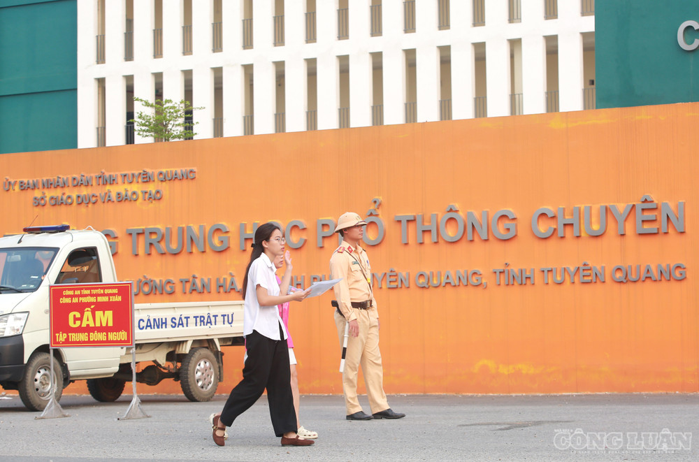 So với buổi làm thủ tục dự thi chiều 13/8, không khí sáng nay có phần căng thẳng hơn. clo_br_6r4a7209.jpg