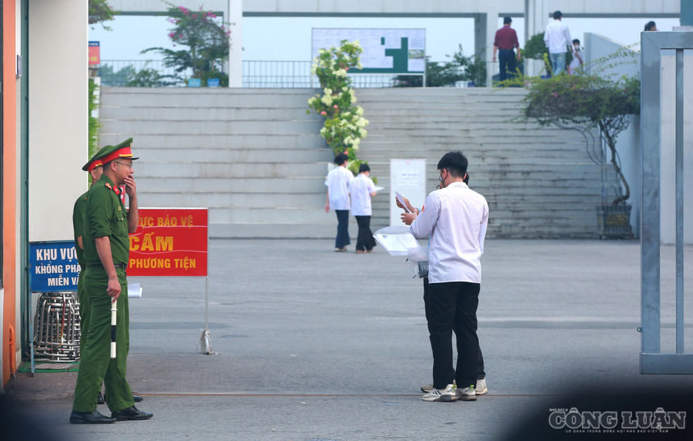 Ngay từ khu vực cổng trường, người ra vào được kiểm tra, đối soát giấy tờ chặt chẽ. clo_br_6r4a7038.jpg