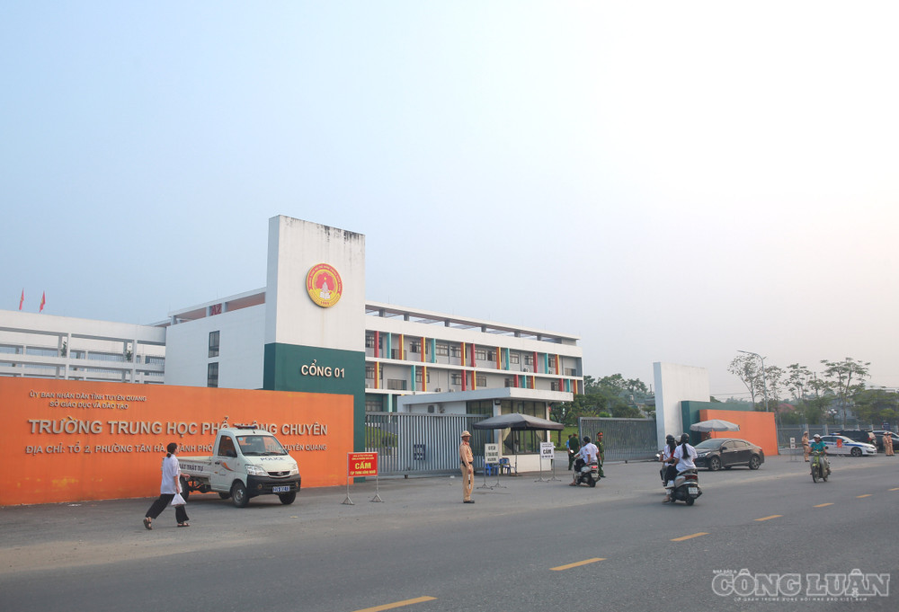 Theo ghi nhận, từ khoảng 6h, nhiều thí sinh đã có mặt tại Trường THPT Chuyên Tuyên Quang. clo_br_6r4a7139.jpg