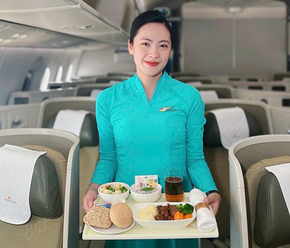 Thanh long Phú Hội và dưa lưới được phục vụ tới hành khách hạng Thương gia trên các chuyến bay nội địa và quốc tế từ ngày 23/8 đến 31/8/2026. 3thanh1.jpg
