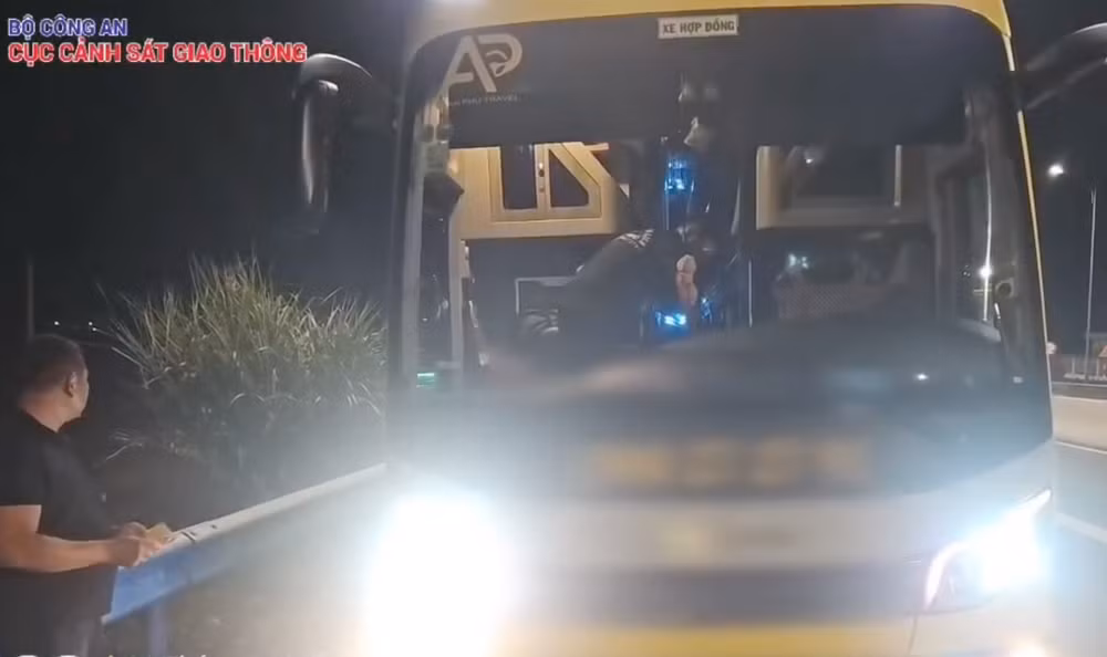 Lực lượng CSGT kiểm tra xe khách. Ảnh cắt từ video: Cục CSGT anh-man-hinh-2026-09-02-luc-093911.png