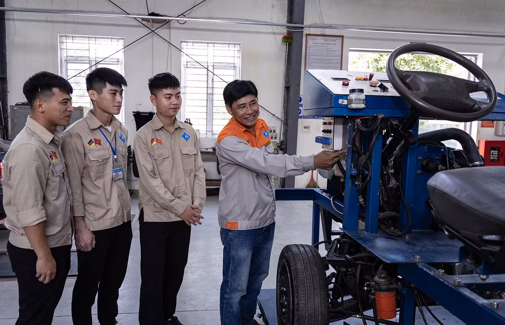 Học sinh, sinh viên Trường Cao đẳng Kỹ thuật Việt - Đức Hà Tĩnh trong giờ thực hành, gắn lý thuyết với thực tiễn để nâng cao tay nghề. Ảnh: NTCC anh-1-1.png