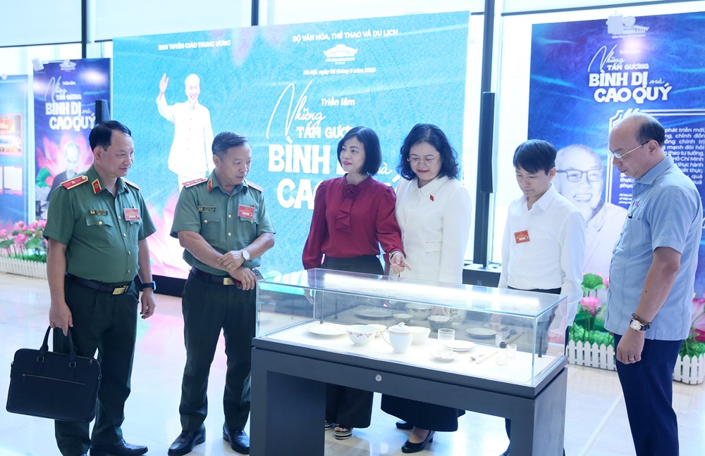 Tổng Bí thư, Chủ tịch nước Tô Lâm tham quan Triển lãm “Những tấm gương bình dị mà cao quý” - ảnh 11