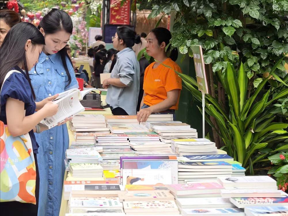 Độc giả tham quan tại Hội Sách và Văn hóa đọc thành phố Hà Nội 2026. Ảnh: Hoài Phương z7747745807756-185d8a69589188fbca3d797fbb9cfa3111.jpg