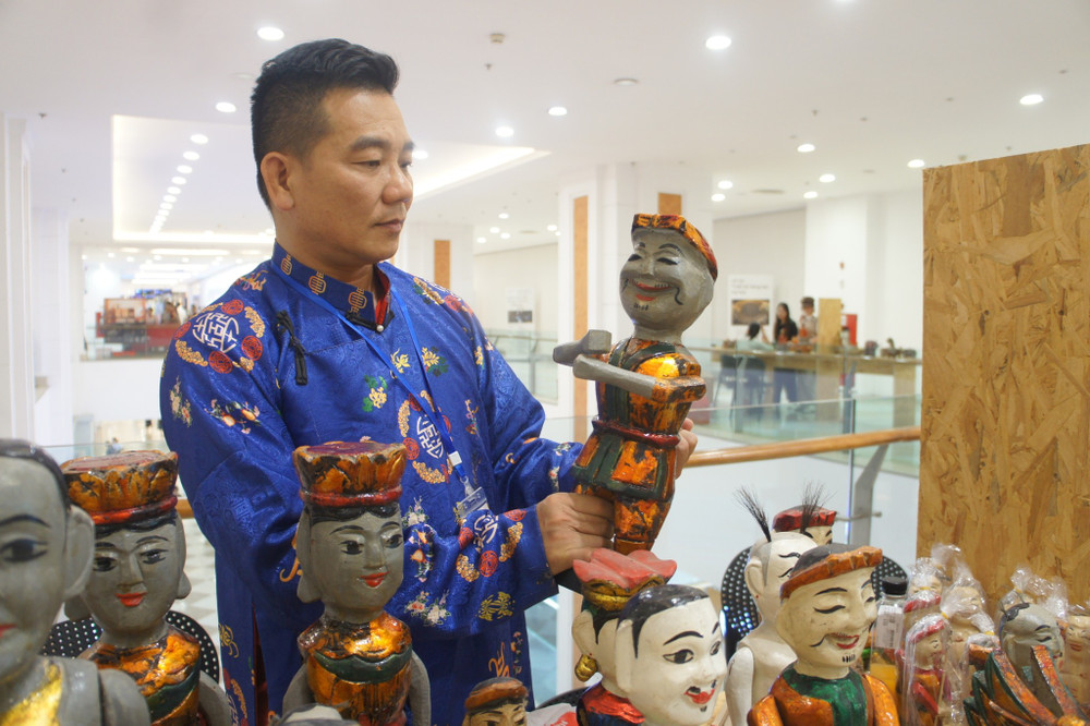 Sản phẩm con rối từ làng nghề Đào Thục (Hà Nội) trưng bày, giới thiệu và kết hợp phát triển thiết kế tại chợ phiên Kết duyên sáng tạo, tháng 6/2026. 1.jpg