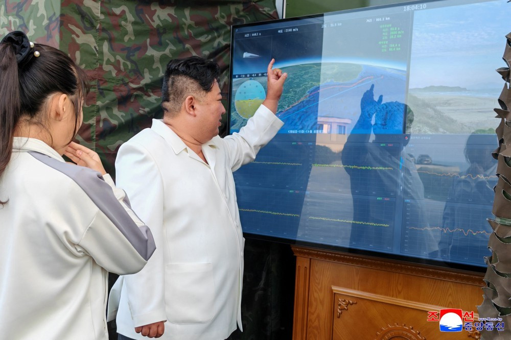 Chủ tịch Triều Tiên Kim Jong Un giám sát cuộc thử nghiệm. Ảnh: KCNA 983c74764d50d46eed473d67779f45ba1c1b438efc6d09f35914d5fad031cc36.jpg