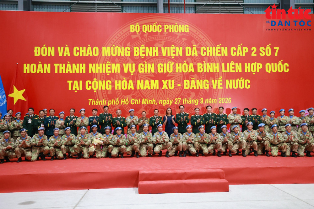 Cán bộ, chiến sĩ BVDC2.7 chụp hình lưu niệm. Ảnh: TTXVN. Cán bộ, chiến sĩ BVDC2.7 chụp hình lưu niệm. Ảnh: TTXVN.