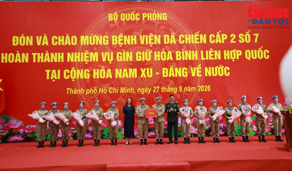 Lãnh đạo Bộ Quốc phòng tặng quà cho cán bộ, chiến sĩ BVDC2.7. Ảnh: TTXVN. Lãnh đạo Bộ Quốc phòng tặng quà cho cán bộ, chiến sĩ BVDC2.7. Ảnh: TTXVN.