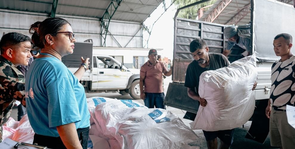 Các nhu yếu phẩm khẩn cấp đang được chuẩn bị để vận chuyển đến các cộng đồng bị ảnh hưởng bởi lũ lụt ở Nepal. Ảnh: UNICEF anh-9176.jpg