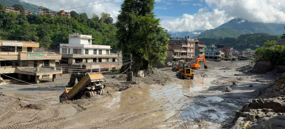 Các tòa nhà ở tỉnh Bagmati, Nepal, bị bao phủ bởi bùn sau trận lũ quét tàn phá hồi cuối tháng 8. Ảnh: U.N lhq-canh-bao-thien-tai-anh-chinh.jpg