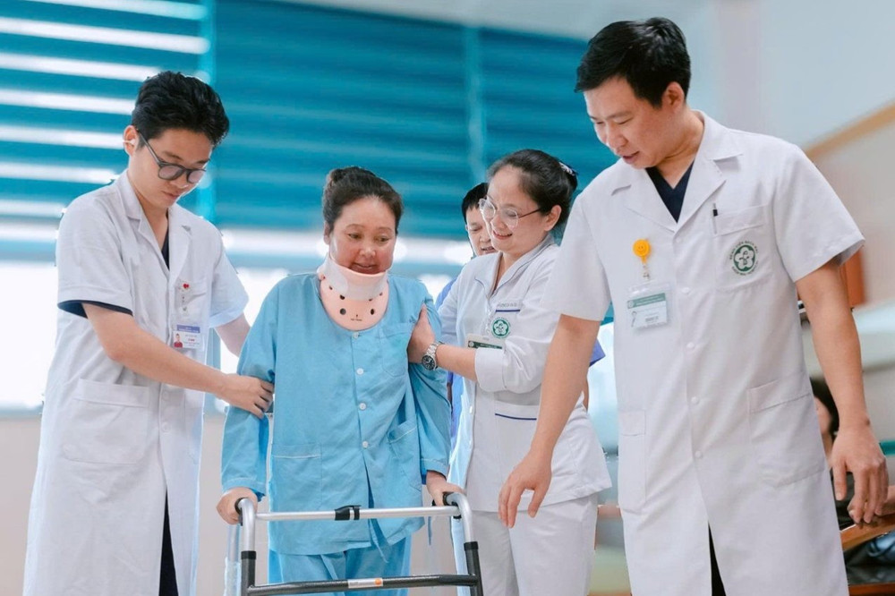 Bệnh nhân 39 tuổi, quốc tịch Lào bị liệt hoàn toàn 2 chân do khối u chèn ép được phẫu thuật thành công tại khoa Chấn thương chỉnh hình và Cột sống. Ảnh: Diệu Hiền a984af09-d3b6-4c39-aeb2-03a967d0aad2-1791776652372-8632047732760297797-g8211773668289608312-b1084f838f9ca2aec6004a6732a6a113-905.jpg