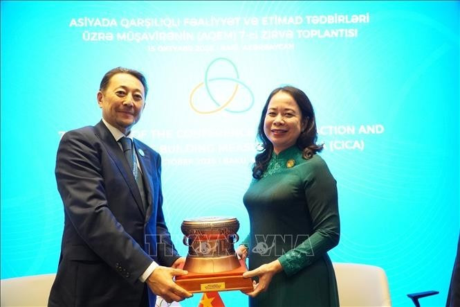 Phó Chủ tịch nước Võ Thị Ánh Xuân tặng bản sao trống đồng Đông Sơn để trưng bày tại CICA cho Tổng thư ký CICA Kairat Sarybay. Phó Chủ tịch nước Võ Thị Ánh Xuân tặng bản sao trống đồng Đông Sơn để trưng bày tại CICA cho Tổng thư ký CICA Kairat Sarybay.