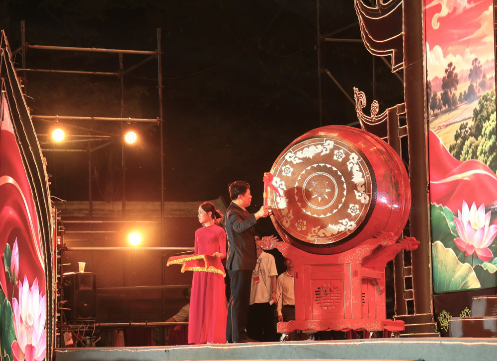 Phó Bí thư Thường trực Tỉnh ủy, Chủ tịch Ủy ban MTTQ Việt Nam tỉnh Hưng Yên Trần Quốc Toản thực hiện nghi thức khởi trống, chính thức khai hội chùa Keo mùa Thu năm 2026. Ảnh: hungyen.gov.vn 25f4c4f66d0540558a6b6e04d10e72a1.jpg