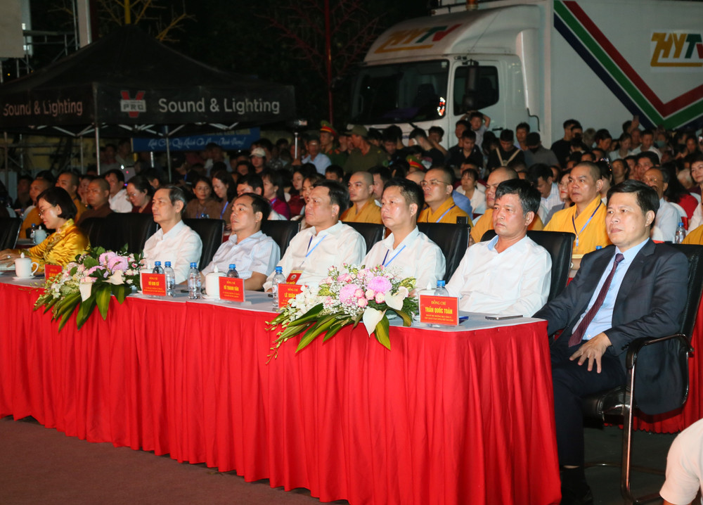 Các đại biểu và đông đảo nhân dân, du khách tham dự khai mạc lễ hội. Ảnh: hungyen.gov.vn 06c4362fb26e47b7991e6545cb36f568.jpg